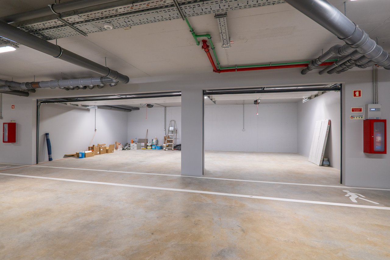 Elegant 3-Bedroom Sea-View Apartment with Large Terrace & Rooftop Pool in Vila Nova de Gaia