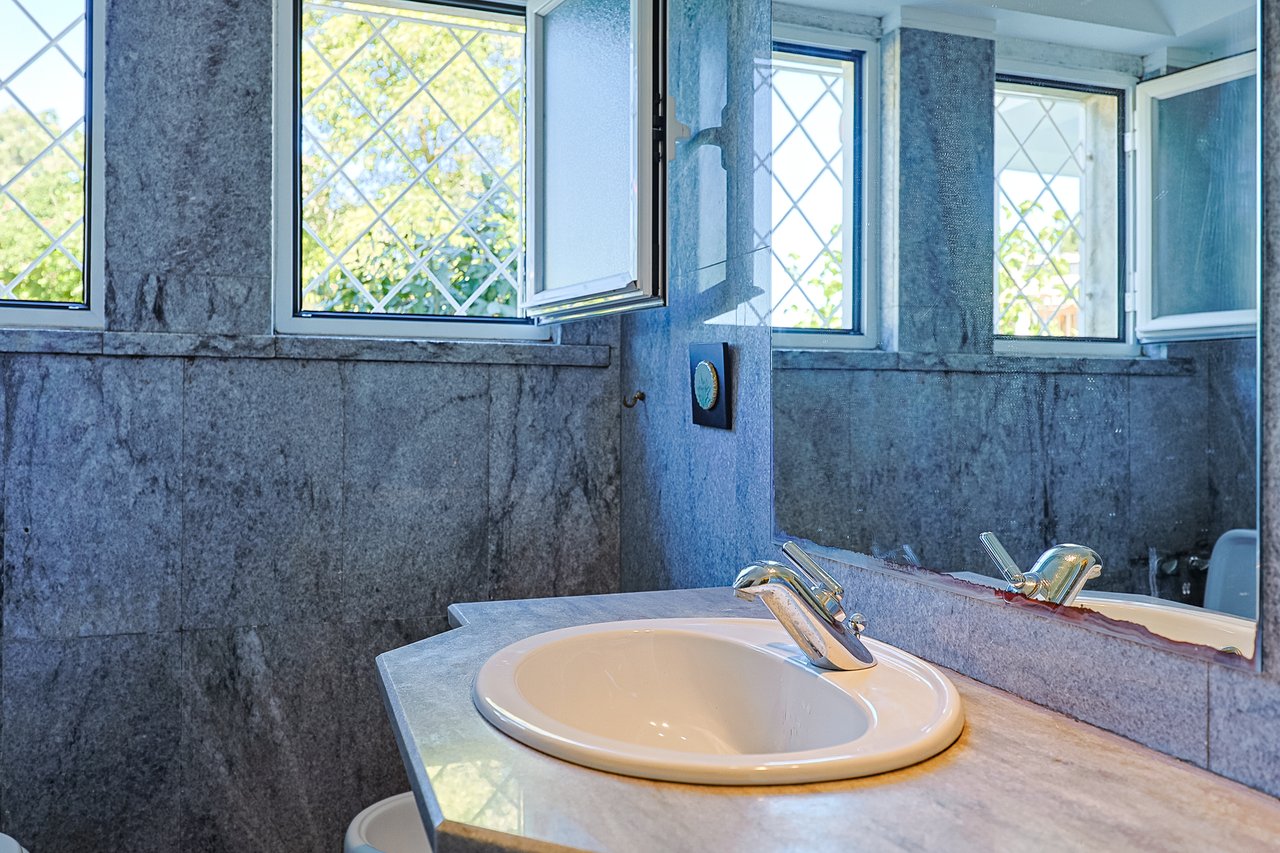 Spacious 5-Bedroom Villa with Expansive Garden Near Sintra in Colares