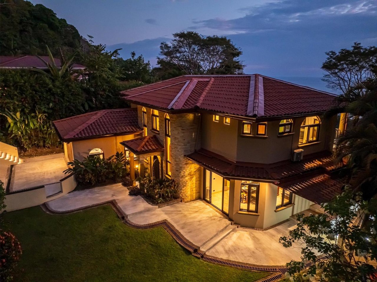 Colonial Oceanfront Rental Estate, Dominical, Puntarenas