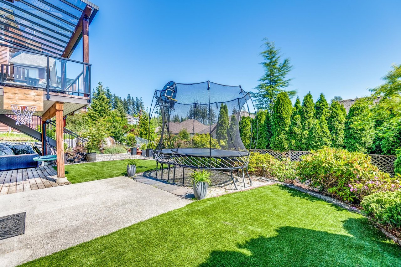 12 Greenleaf Dr