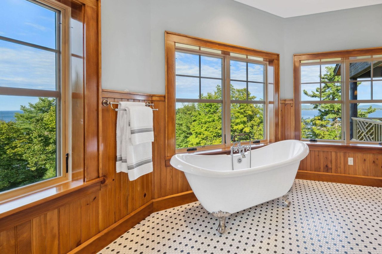 2226 Lake Shore Road