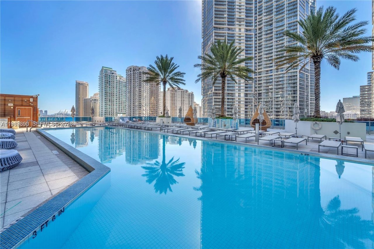 200-biscayne-blvd-way-3707-miami-condo-for-sale-pool-views