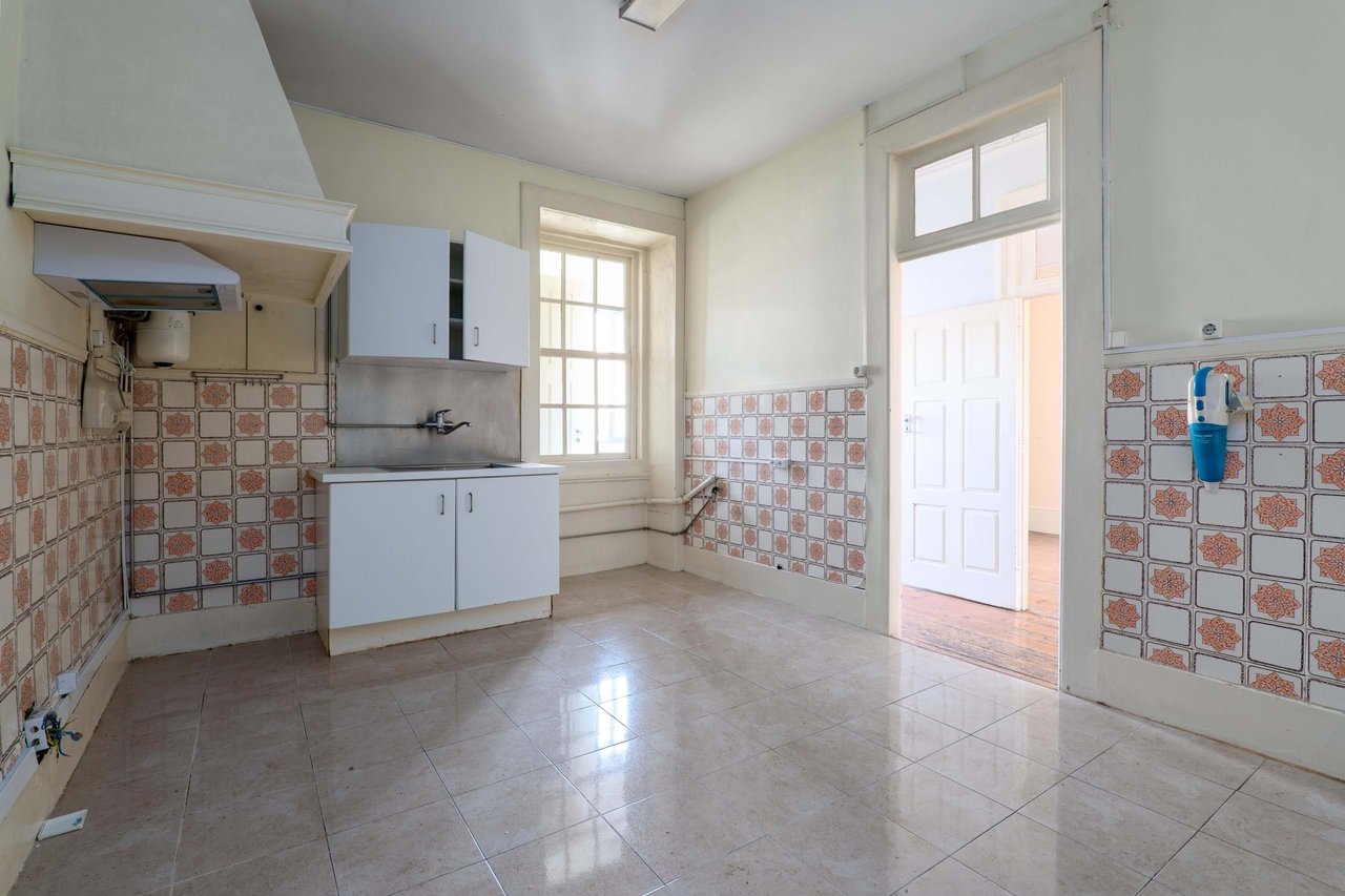 Historic Home for Restoration in Matosinhos, Porto – Prime Coastal Investment Opportunity