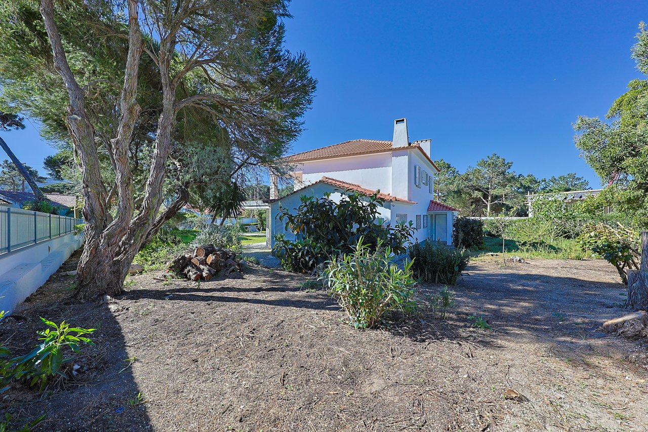 Spacious 5-Bedroom Villa with Expansive Garden Near Sintra in Colares