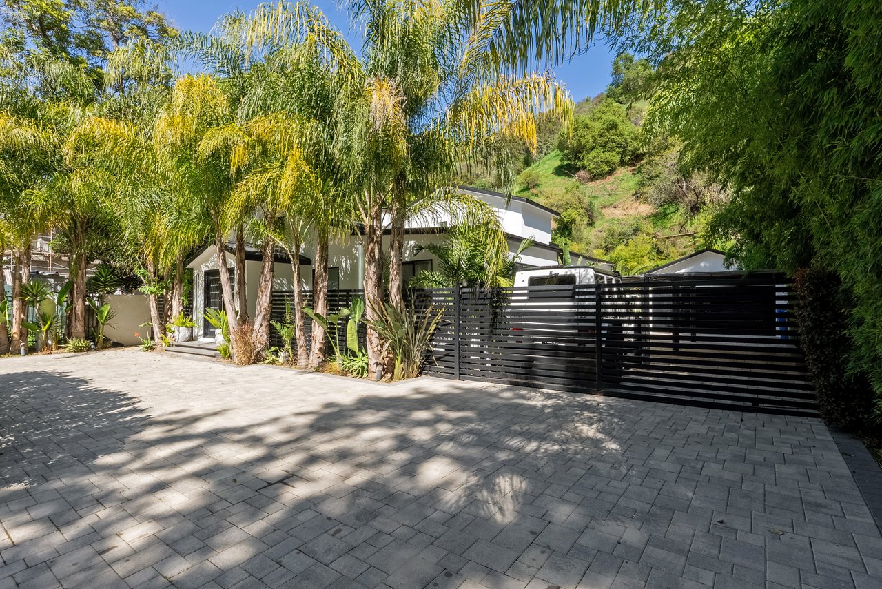 1750 N Beverly Glen Blvd