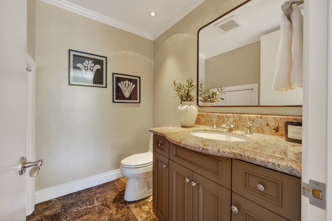 Luxurious End Unit in Point Tiburon