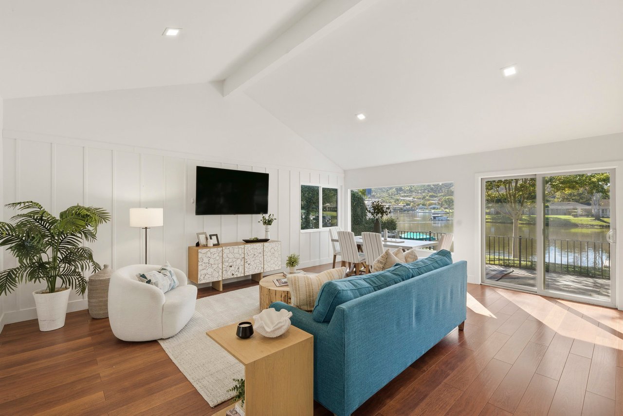 1541 Via Entrada Del Lago