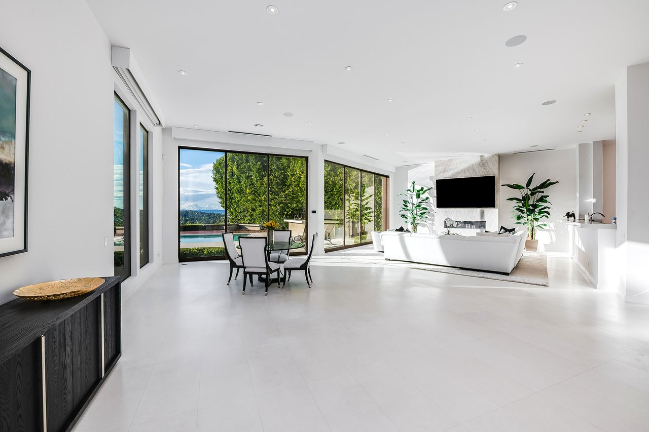 16167 Royal Oak Rd, Encino