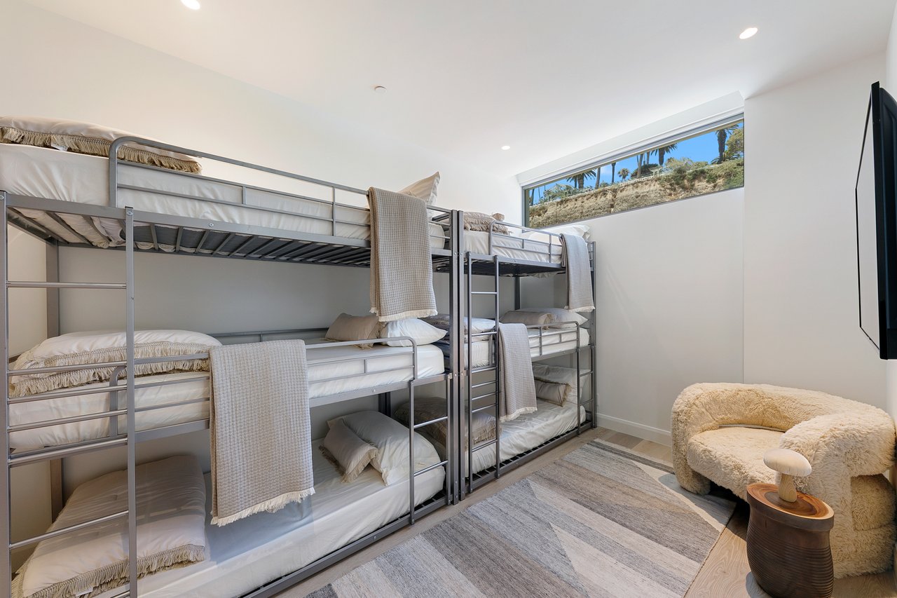 938 Palisades Beach Rd