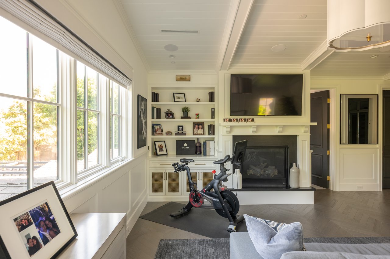 10439 Valley Spring Ln, Toluca Lake