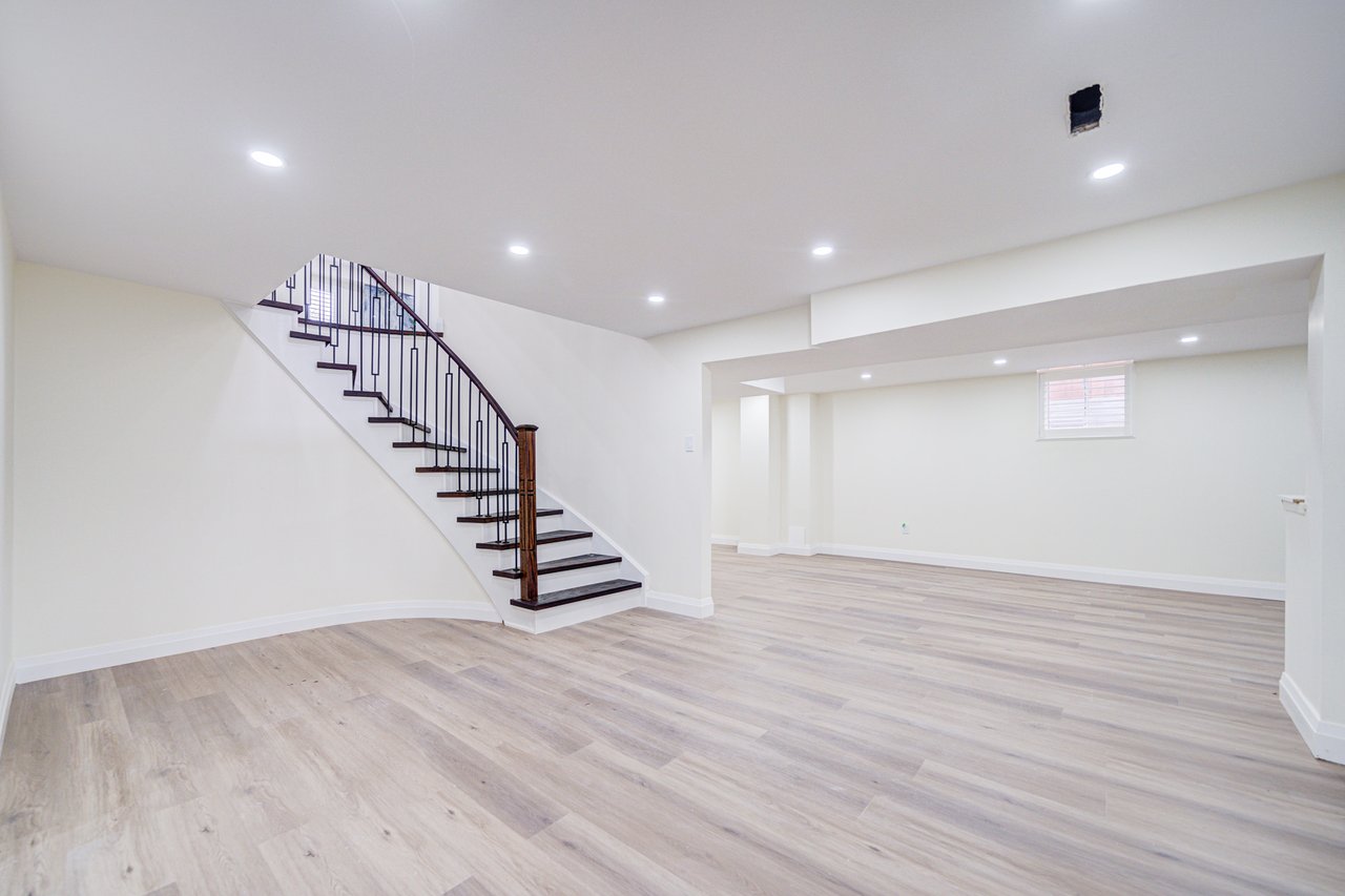 1126 Berkshire Crt
