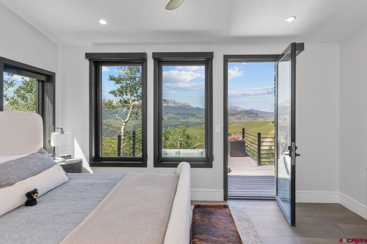 216 E Serapio Dr
