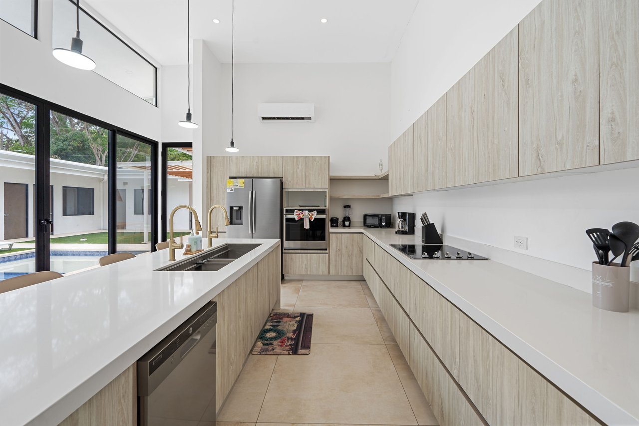 Castillo Blanco | Modern 4-Bedroom Home with Saltwater Pool – Walk to the Beach in Surfside, Playa Potrero