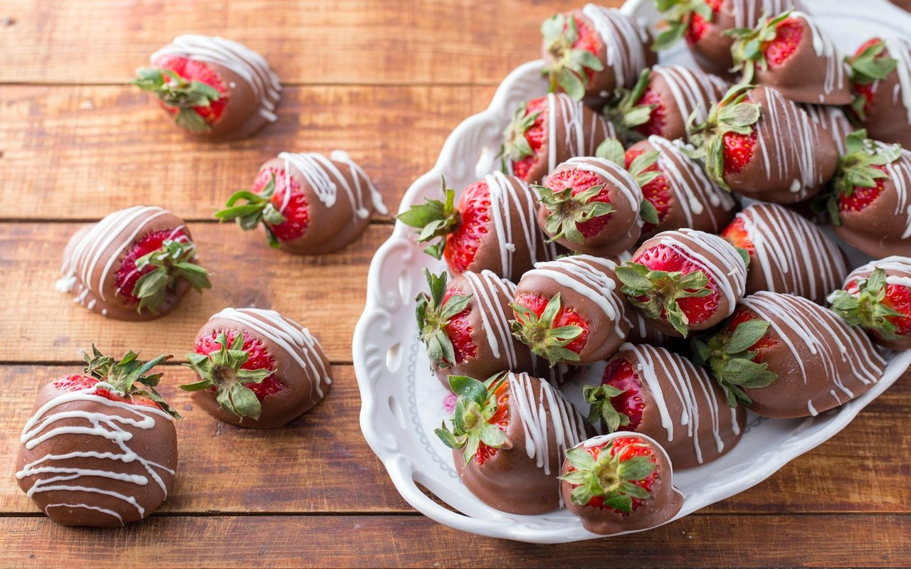 Treat Your Valentine With These Homemade Chocolate-Covered Strawberries