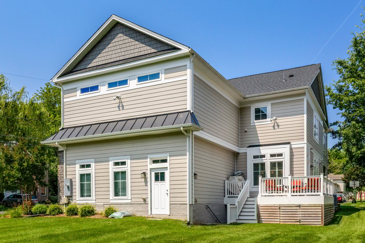 300 Jade Ct NW