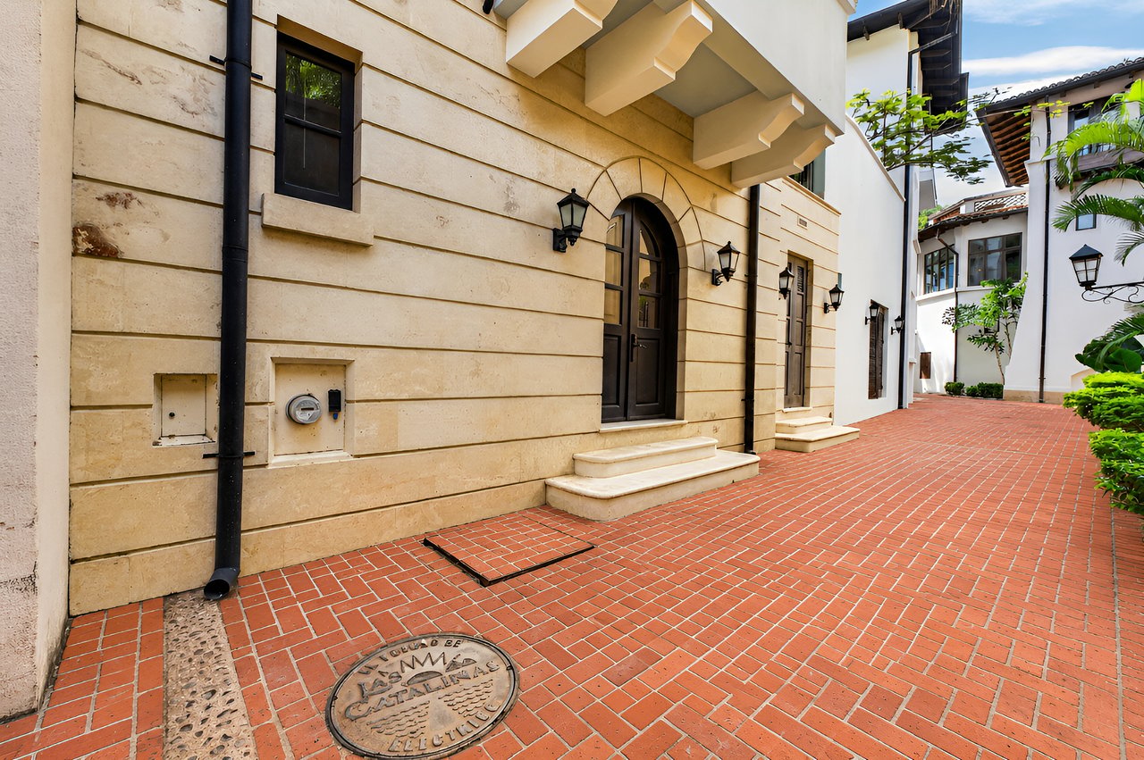 16 Calle La Ronda | Renovated Three-Bedroom Home Steps from Playa Danta
