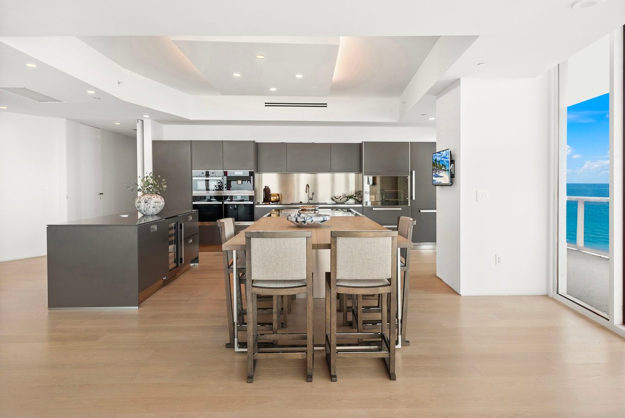 100 S Pointe Drive, Residence 1906/07