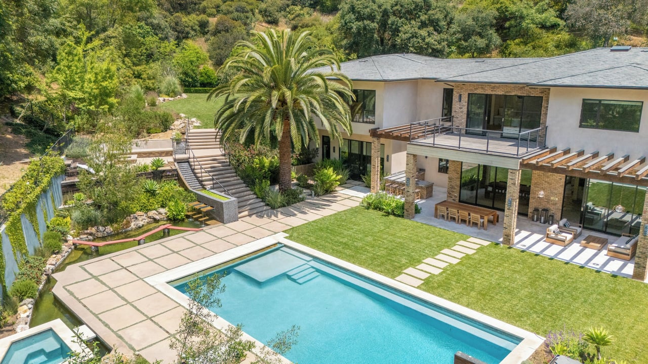 Bowmont Dr, 90210