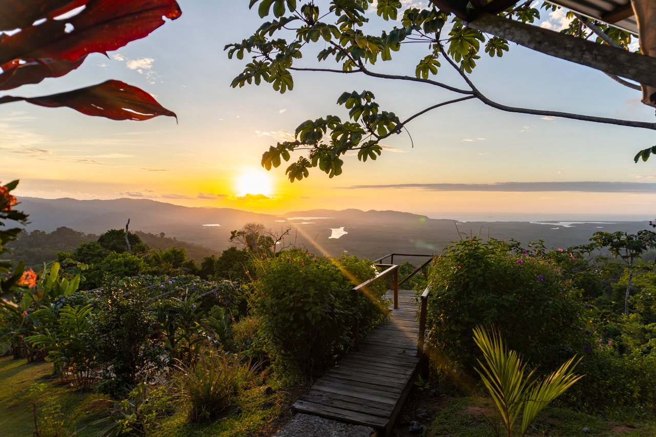 67 acres development (15 titled lots) with breathtaking views in Sierpe
