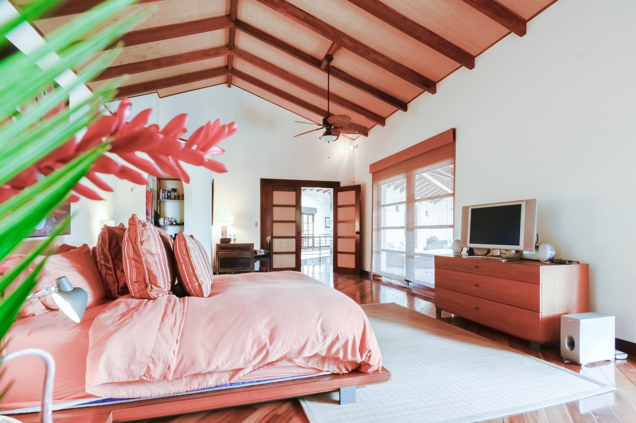 Luxuary Multi-Family Mansion