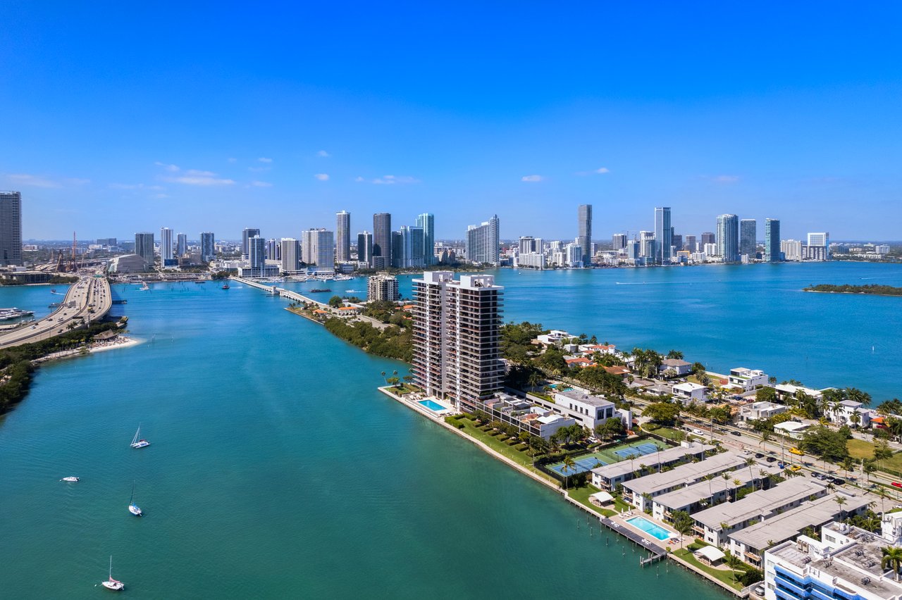 1000 Venetian Way 810