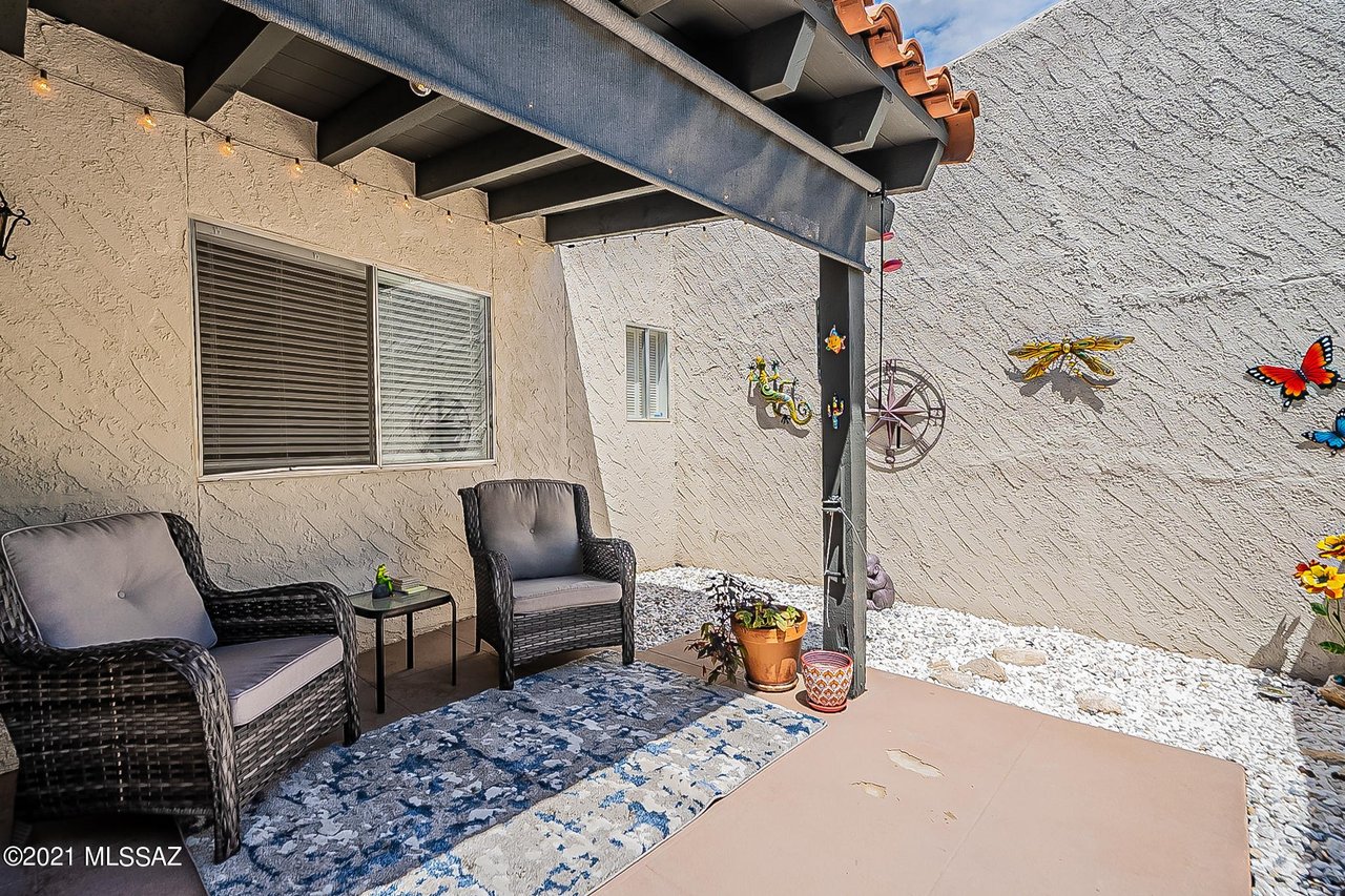 5582 N La Casita Dr