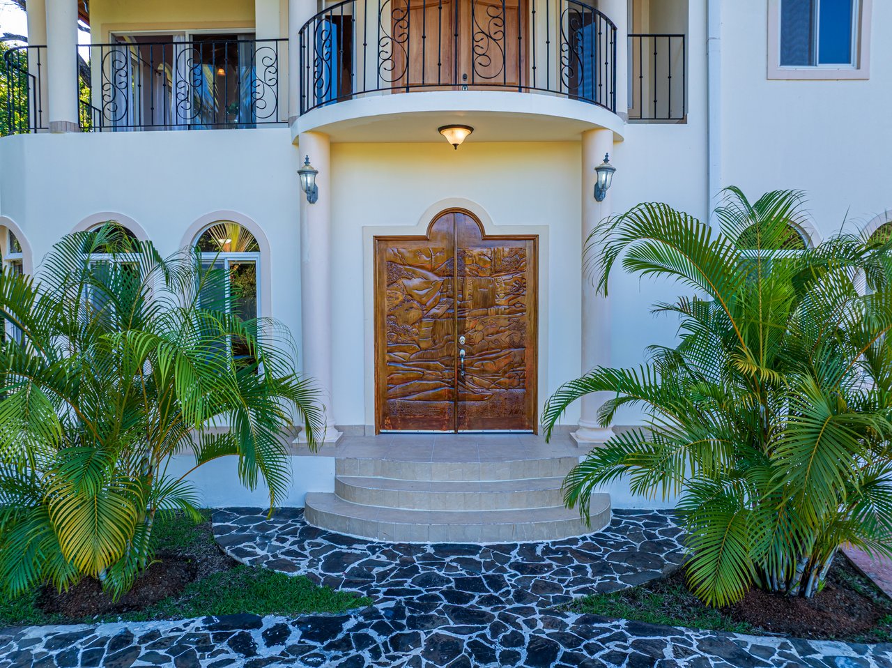 Elegant 3 Bedroom + Office Jungle Home in Puesta Del Sol, Ojochal