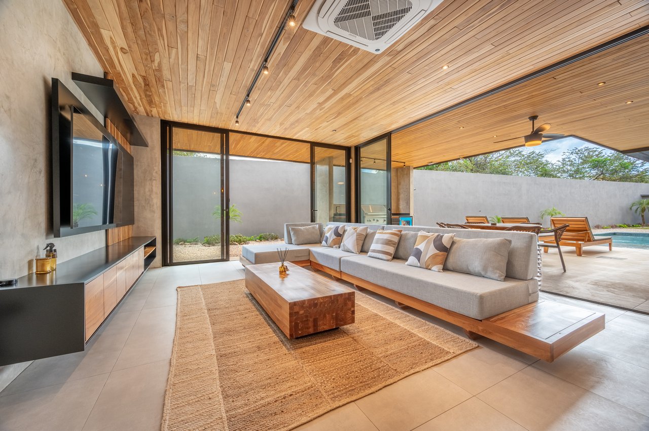 Casa Uchuva | Architectural Harmony of Wood, Stone, and Light