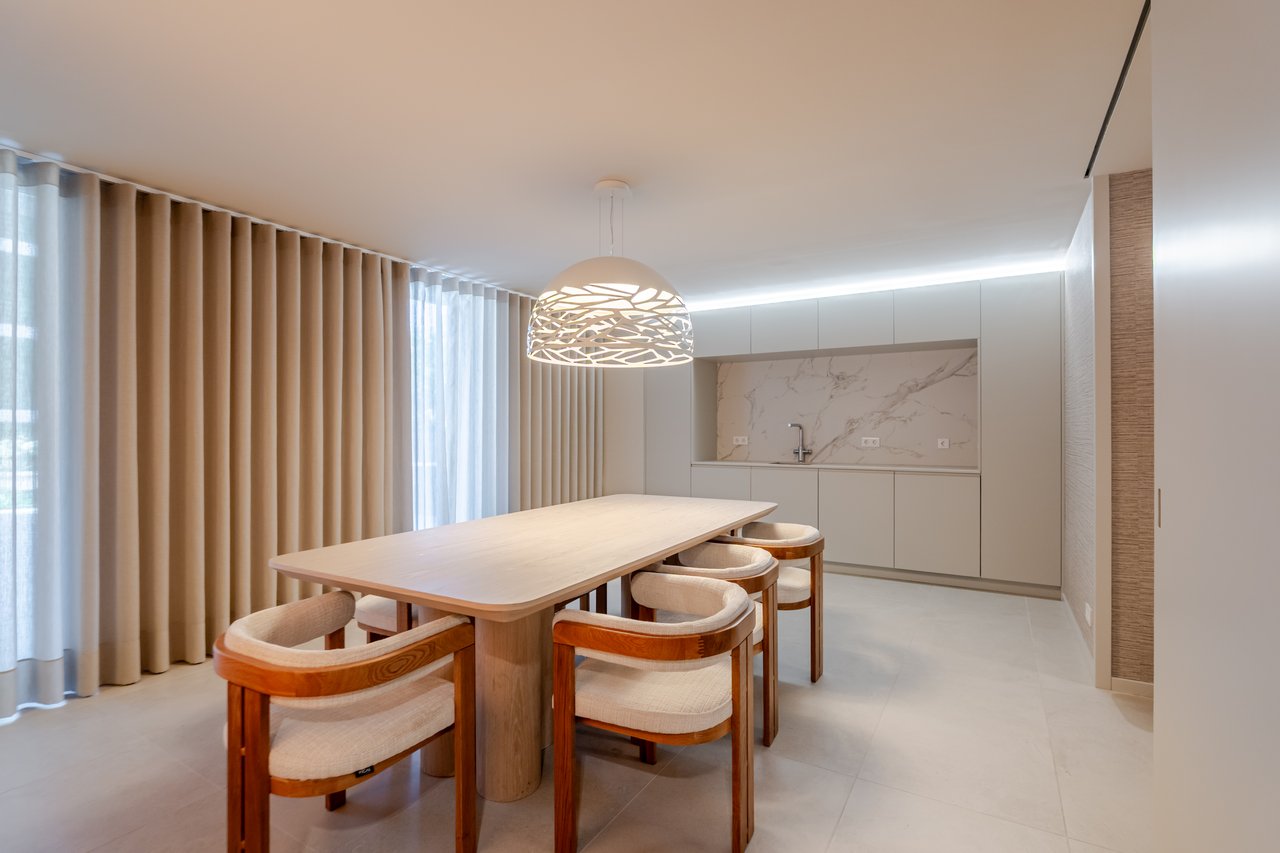 Luxury 4-Bedroom Apartment in Porto