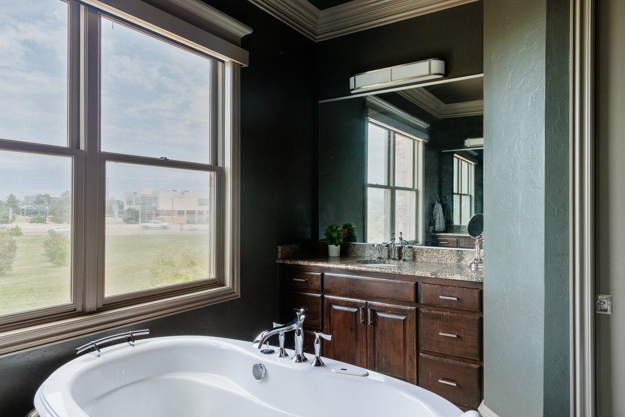 The Bathtub in Kevin Durant former Oklahoma City townhome listed by Jennifer Kragh
