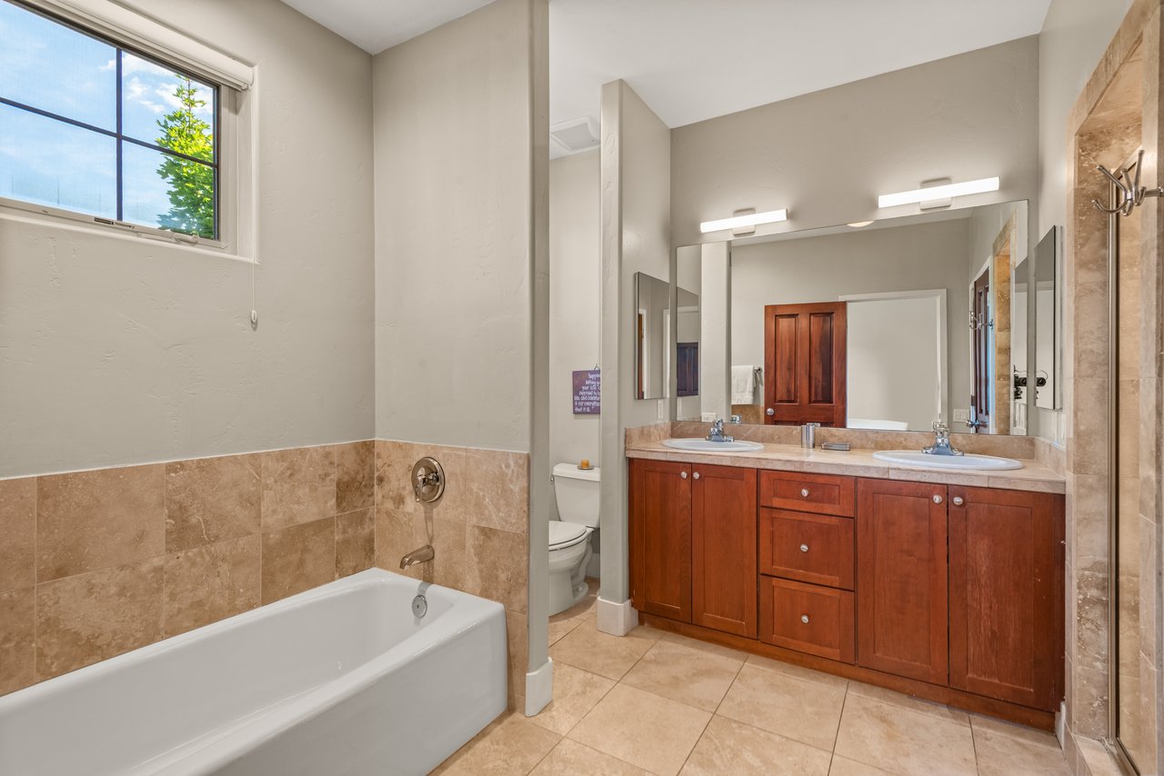 Warm & Inviting Willits Townhome