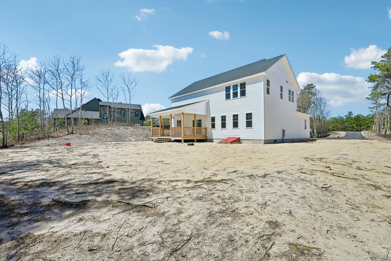 33 Seabiscuit Dr, Plymouth, MA 02360