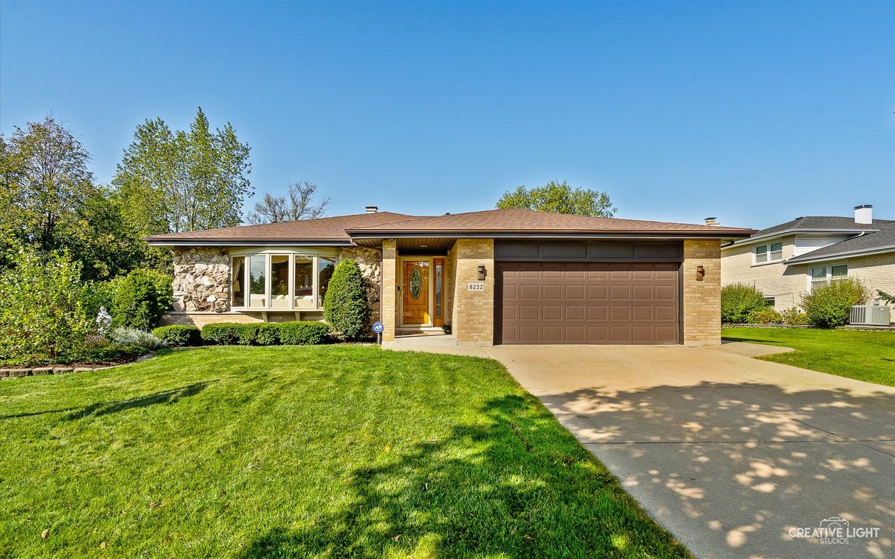 Spectacular Gallagher & Henry Split-Level For Sale NOW in Woodridge 60517