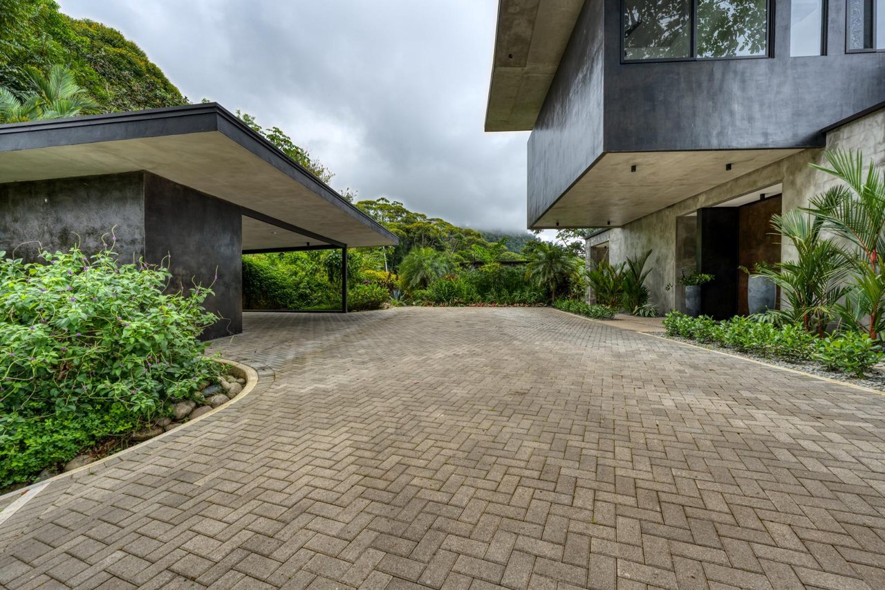 Architectural Whale Tail Villa, Dominical, Puntarenas