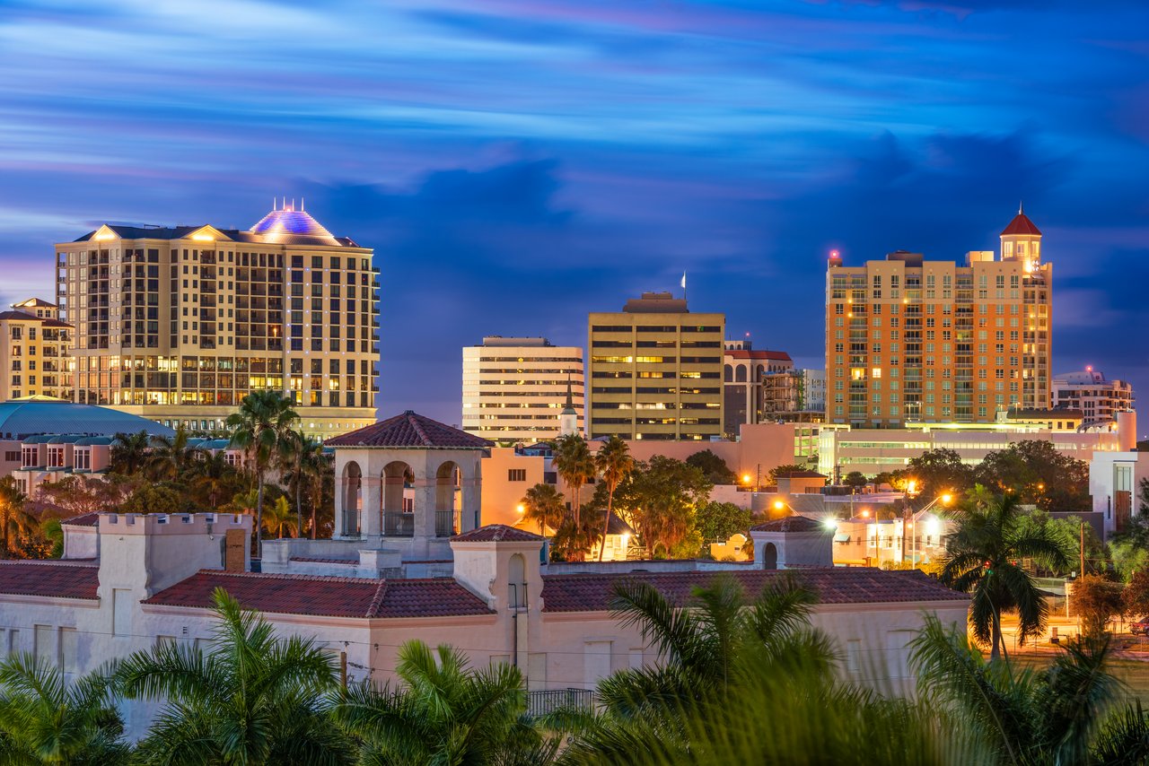 Discover Sarasota's Charm: A Trolley Tour Through Downtown Luxury🏠