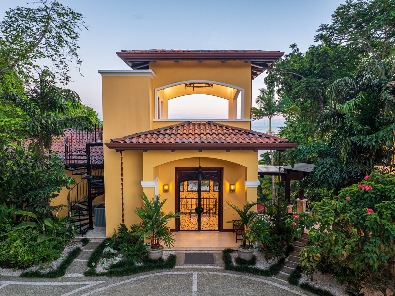 Nido Escondido, Playa Dominical