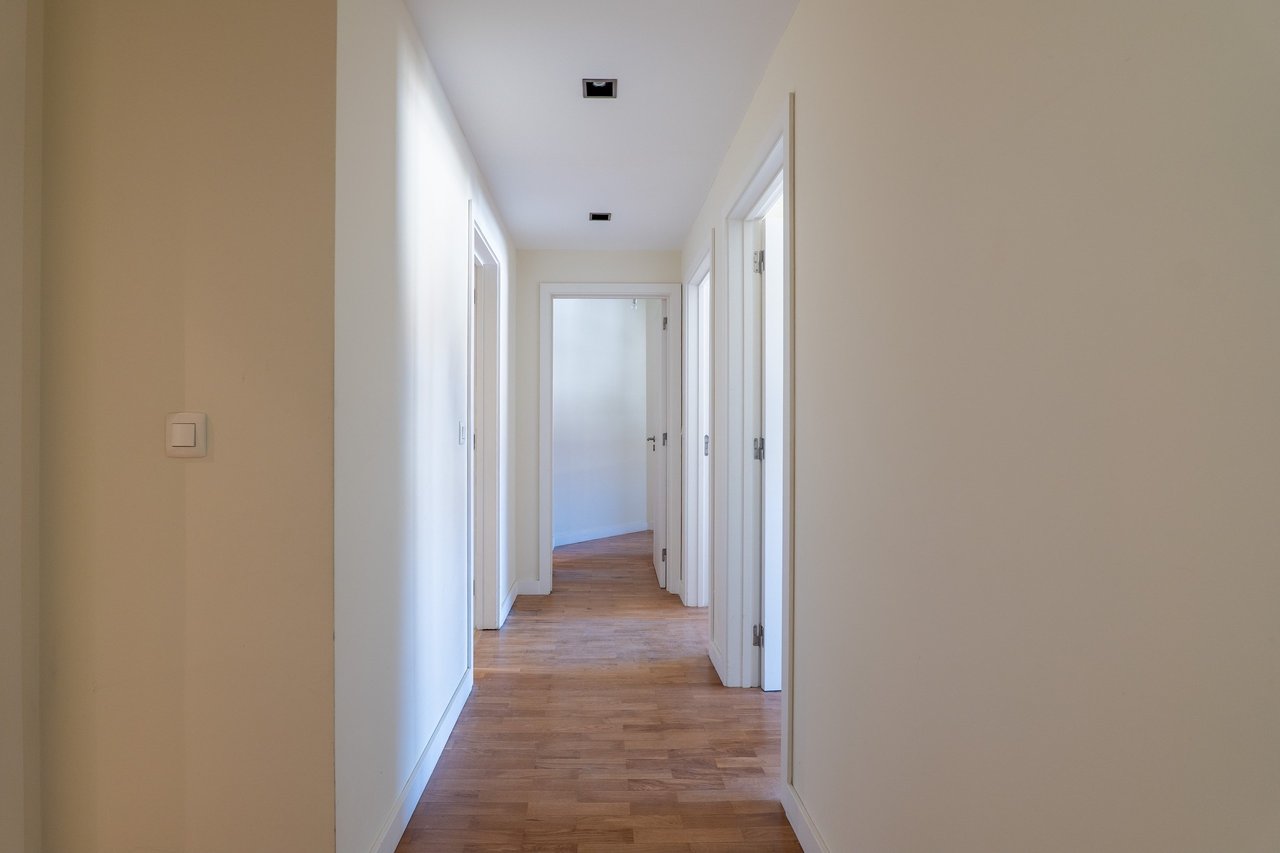 Spacious and Bright 4-Bedroom Apartment for Rent Near Colégio do Rosário