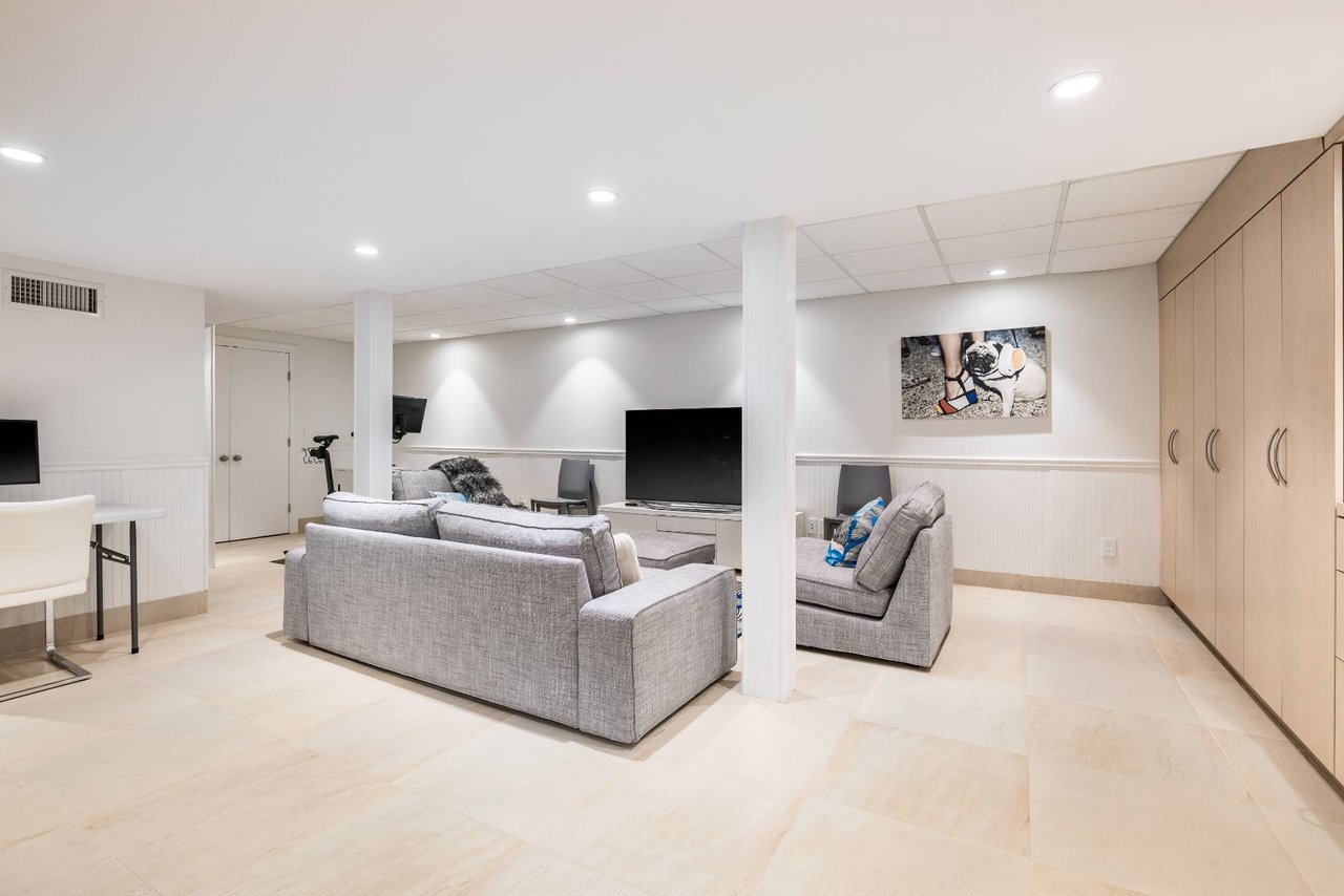 7 Cove Point Court