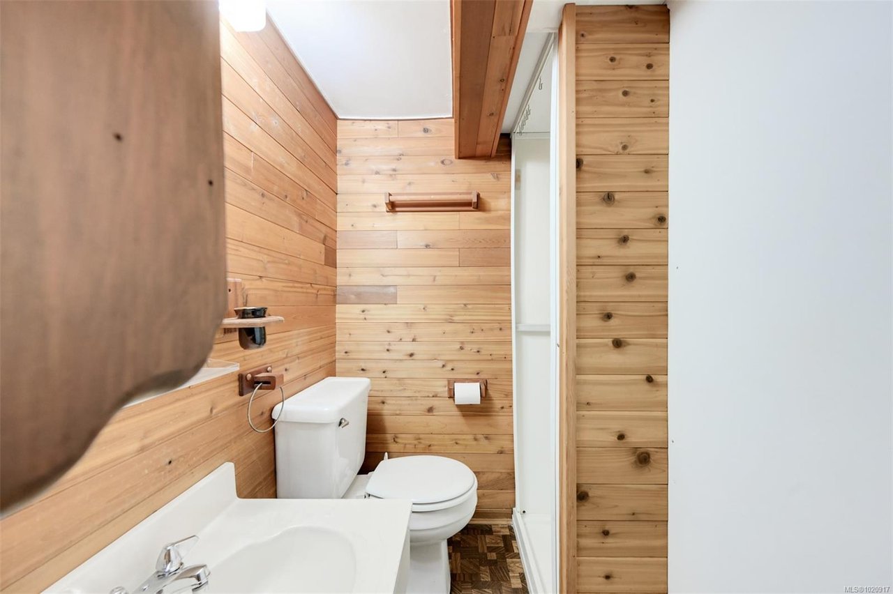 2587 MacDonald Dr