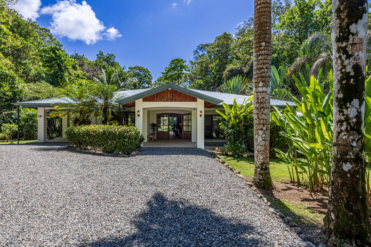  Luxury Homestead  Conveniently Located