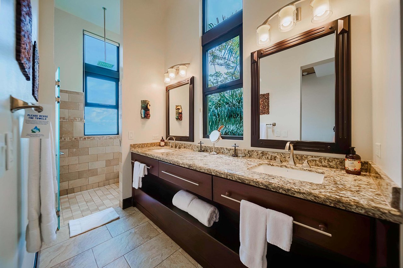 Walk to beach Vista Hermosa Estate Lucrative Contemporary Estate