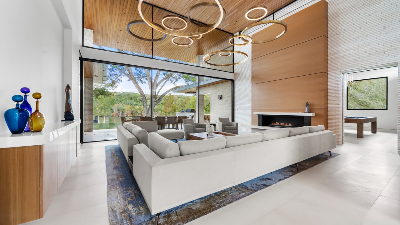 702 N Commons Ford Road