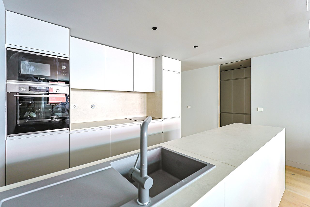 Stylish 2-Bedroom Apartment in the Heart of Lisbon with Exceptional Amenities