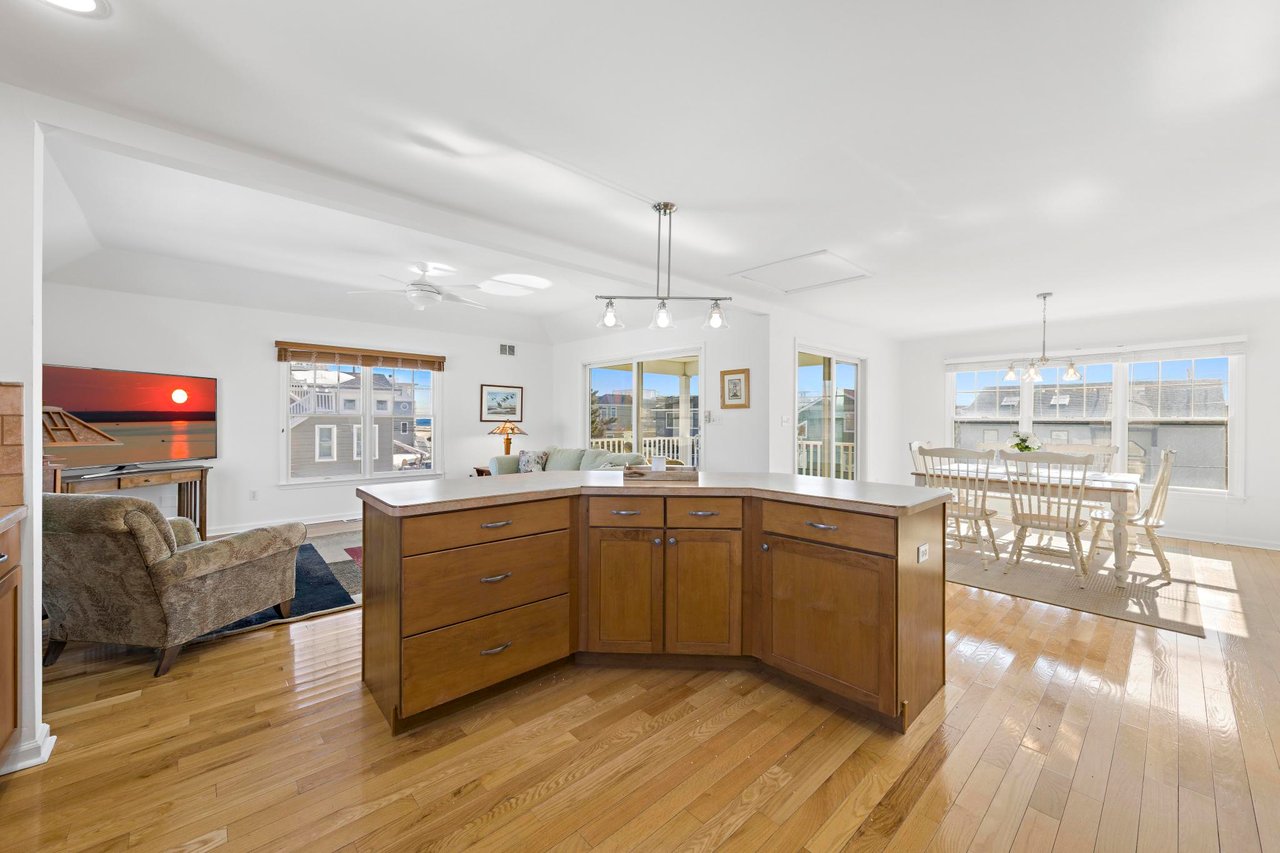 7 W Julia Ave, Long Beach Twp