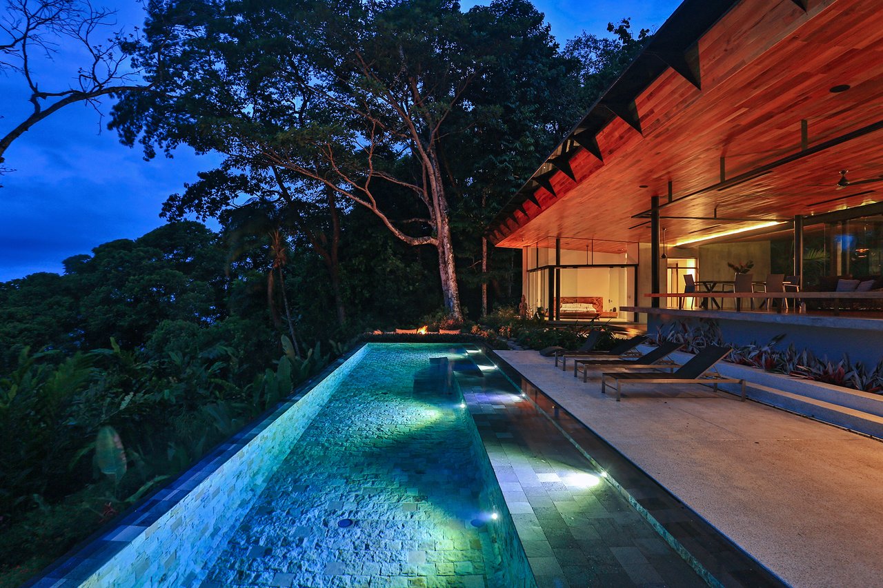 Casa Sanctuary ·  Luxury Jungle Villa · Whale Tail View
