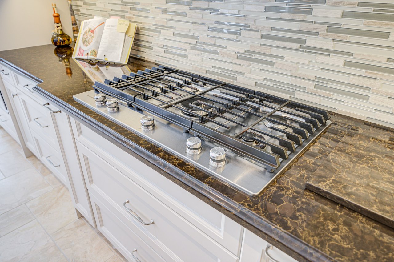 1296 Mapleridge Cres