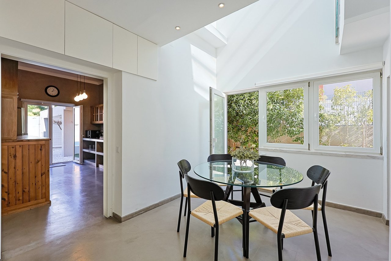 Stylish Renovated 5-Bedroom Villa with Pool in Monte Estoril’s Prestigious Avenida de Portugal