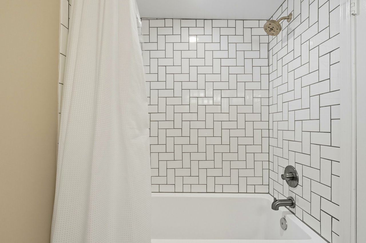 Turnkey 2 Bed Townhome plus Den & Designer Finishes 