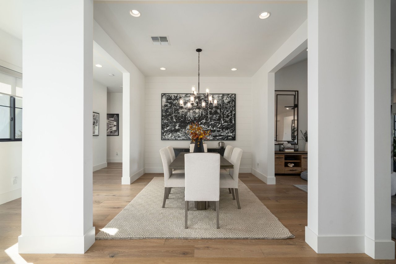 3226 E GLENROSA Avenue