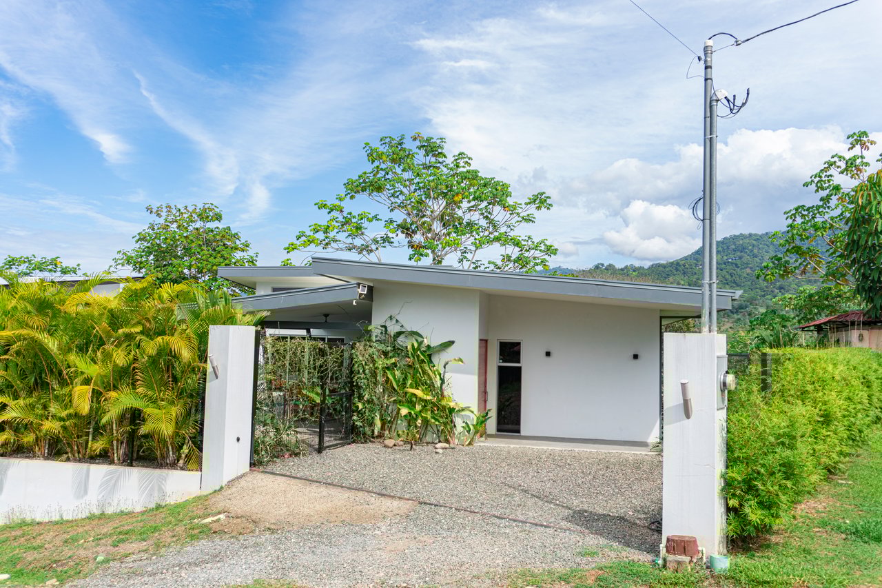 Cozy Turnkey 3-Bedroom Home with Pool in Uvita